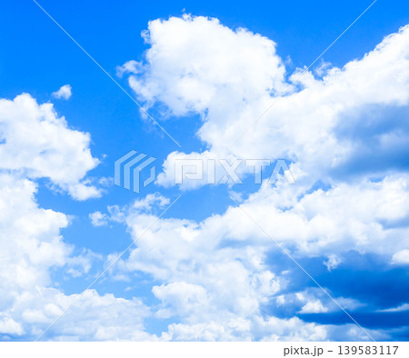 夏の青空と白い雲のシンプルで気持ちの良い風景 夏の青空と白い雲のシンプルで気持ちの良い風景 139583117