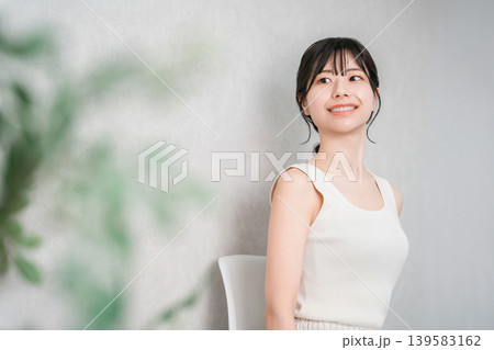 タンクトップ姿の若いアジア人女性（美容,ビューティ,メイク,スキンケア） 139583162