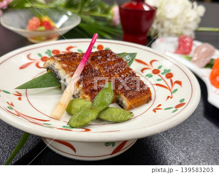 上品に盛り付けた鰻の蒲焼き料理 上品に盛り付けた鰻の蒲焼き料理 139583203