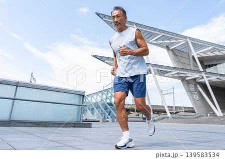 トレーニングをするシニア男性 トレーニングをするシニア男性 139583534