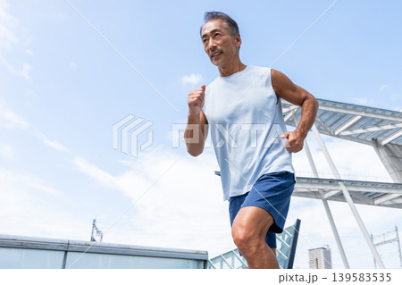 トレーニングをするシニア男性 トレーニングをするシニア男性 139583535