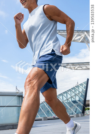 トレーニングをするシニア男性 トレーニングをするシニア男性 139583538