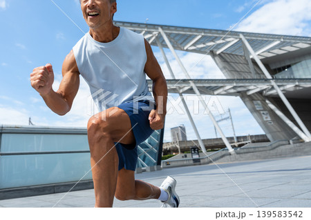 トレーニングをするシニア男性 トレーニングをするシニア男性 139583542
