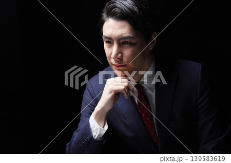 30代のビジネスマンのポートレート　暗闇 139583619