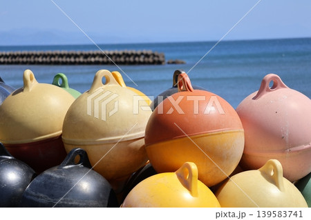 海辺に積まれたたくさんの浮き球 139583741