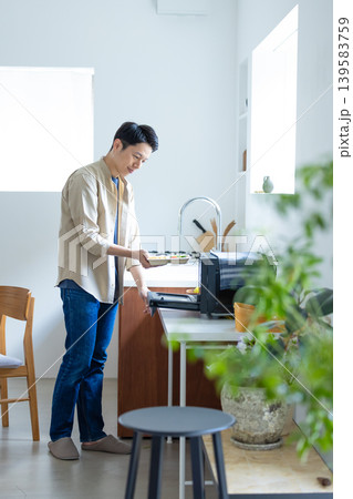 食事　冷凍のお弁当をレンチンする男性 139583759