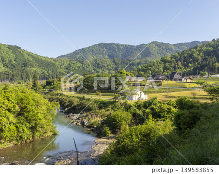 由良川が流れる京都府南丹市美山町の風景 由良川が流れる京都府南丹市美山町の風景 139583855