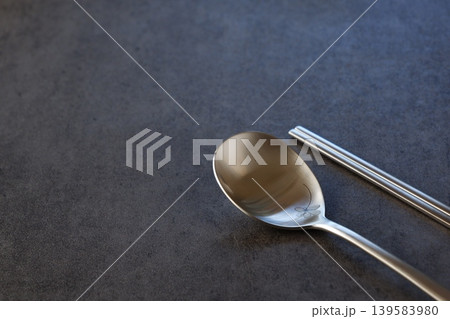 スッカラとチョッカラ - 韓国スタイルのステンレス製の食器。スプーンのスッカラと、お箸のチョッカラ 139583980