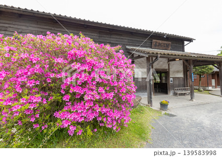 春のツツジが咲く嘉例川駅の木造駅舎 鹿児島県霧島市の観光スポットの嘉例川駅 春のツツジが咲く嘉例川駅の木造駅舎 鹿児島県霧島市の観光スポットの嘉例川駅 139583998