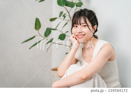 フローリングに座る笑顔の美しいアジア人女性(美容・ダイエット・脱毛) フローリングに座る笑顔の美しいアジア人女性(美容・ダイエット・脱毛) 139584172