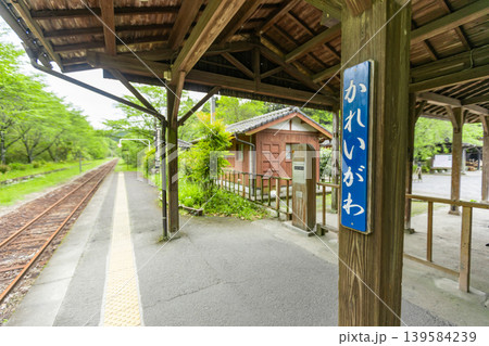 鹿児島県霧島市の嘉例川駅の構内　古い木造建築の駅舎 139584239