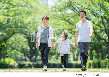 公園でウォーキングをする家族 139584300