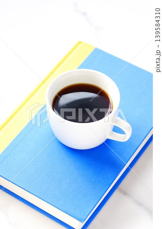 読書 - 香りのよい淹れたてのコーヒーを飲みながら、のんびり読書を楽しんでいるイメージ 読書 - 香りのよい淹れたてのコーヒーを飲みながら、のんびり読書を楽しんでいるイメージ 139584310