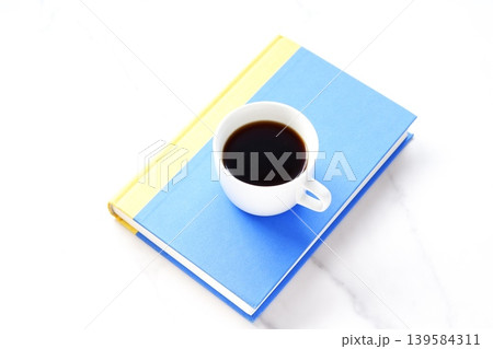 読書 - 香りのよい淹れたてのコーヒーを飲みながら、のんびり読書を楽しんでいるイメージ 139584311