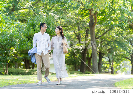 散歩をするシニア夫婦 散歩をするシニア夫婦 139584532