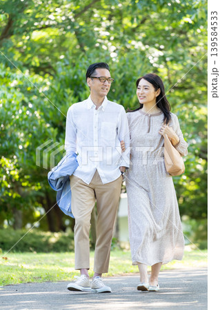 散歩をするシニア夫婦 139584533