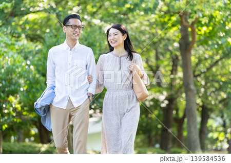 散歩をするシニア夫婦 散歩をするシニア夫婦 139584536