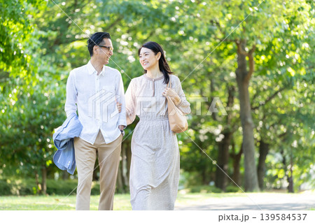 散歩をするシニア夫婦 散歩をするシニア夫婦 139584537