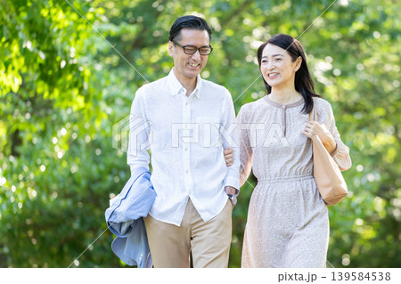 散歩をするシニア夫婦 139584538