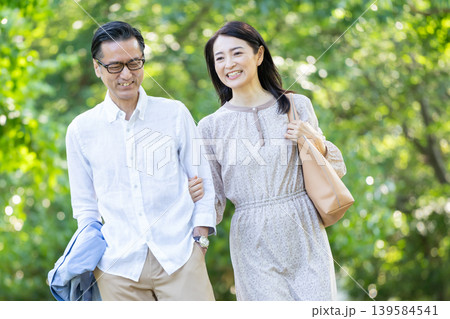 散歩するミドル夫婦 139584541
