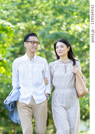 散歩をするシニア夫婦 散歩をするシニア夫婦 139584542