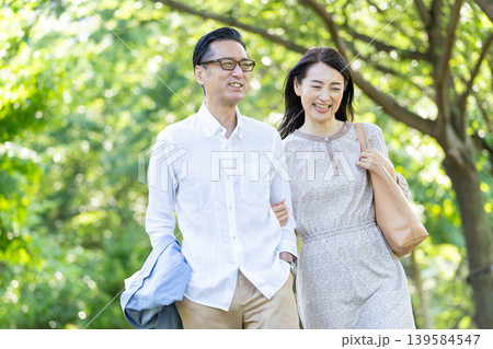 散歩をするシニア夫婦 139584547