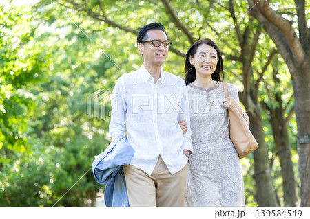 散歩をするシニア夫婦 139584549