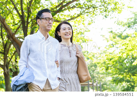 散歩をするシニア夫婦 139584551