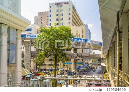 バンコク・ラーチャダムリ通り~ラーマ1世通り交差点 BTS高架橋 Bangkok, Thailand バンコク・ラーチャダムリ通り~ラーマ1世通り交差点 BTS高架橋 Bangkok, Thailand 139584606