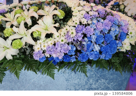 カサブランカが入ったお洒落な花祭壇 139584806