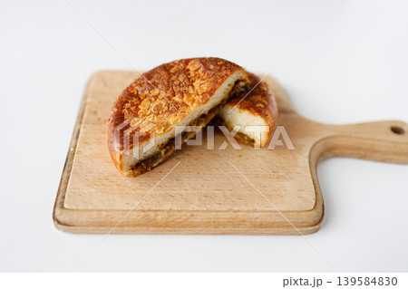 カレーパン 断面 白背景 カッティングボード Curry bread, fried bread, c 139584830