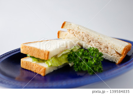 ツナサンド サンドイッチ 青い皿 白背景 Tuna sandwich, Club sandwich, ツナサンド サンドイッチ 青い皿 白背景 Tuna sandwich, Club sandwich, 139584835