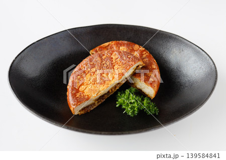 カレーパン 断面 黒皿 白背景 和モダン Curry bread, cross section, b 139584841