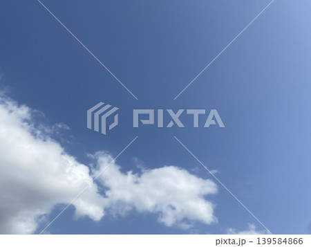 穏やかな青空とふんわり雲の自然背景 139584866