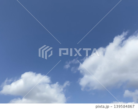 穏やかな青空とふんわり雲の自然背景 139584867