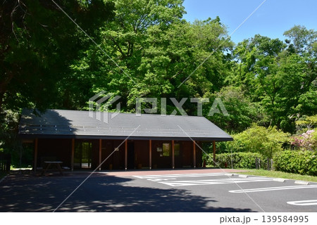 鎌倉市 山崎・台峯緑地の北管理事務所と新緑 鎌倉市 山崎・台峯緑地の北管理事務所と新緑 139584995