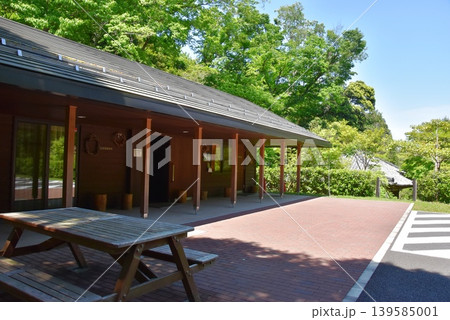 鎌倉市　山崎・台峯緑地の北管理事務所と新緑 139585001