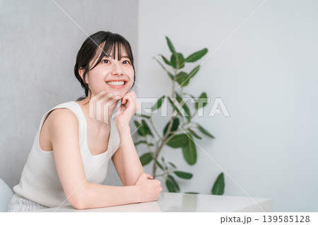 頬杖をつく美肌の笑顔のアジア人女性(美容・エステ・スキンケアイメージ) 頬杖をつく美肌の笑顔のアジア人女性(美容・エステ・スキンケアイメージ) 139585128