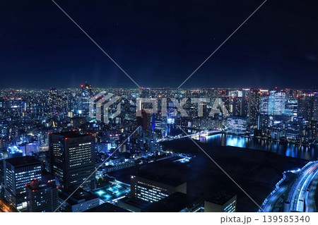 広大な東京の都市夜景をパノラマで望む 広大な東京の都市夜景をパノラマで望む 139585340