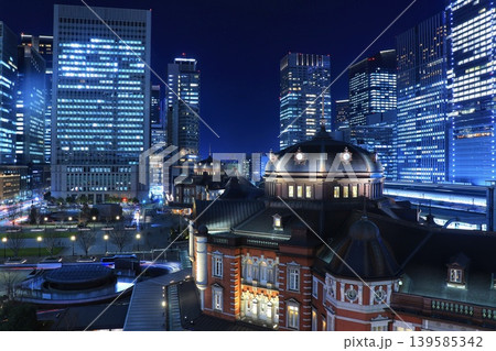 東京駅丸の内駅舎のレンガ造りと近代的なビル群のコントラスト 東京駅丸の内駅舎のレンガ造りと近代的なビル群のコントラスト 139585342