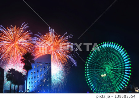 横浜みなとみらいの夜空を鮮やかに彩る大輪の花火と大観覧車 139585354