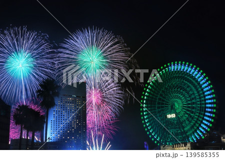 横浜みなとみらいの夜空を彩る大輪の打ち上げ花火とコスモクロック 横浜みなとみらいの夜空を彩る大輪の打ち上げ花火とコスモクロック 139585355