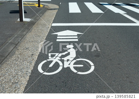 アスファルトの道路に描かれた自転車の路面標示。道路交通法改正に伴う自転車の安全走行啓発のイメージ。 139585821