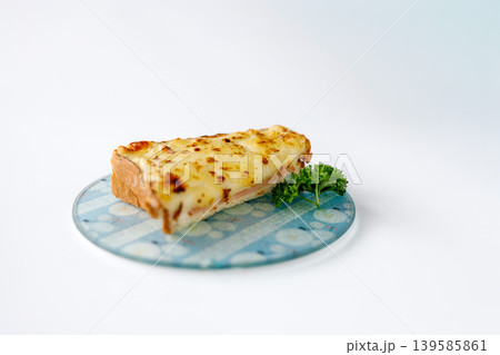 クロックムッシュ チーズトースト 白背景 Croque monsieur, Cheese toast クロックムッシュ チーズトースト 白背景 Croque monsieur, Cheese toast 139585861