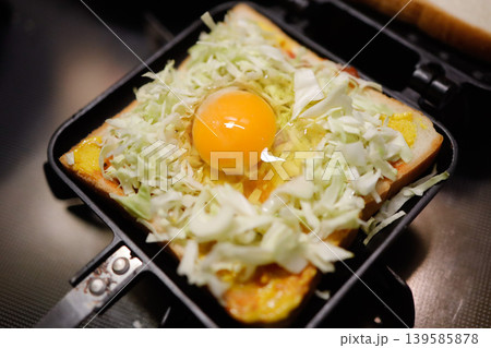 ホットサンド準備 egg cabbage toast photo ホットサンド準備 egg cabbage toast photo 139585878