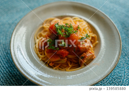 トマトチキンパスタ spaghetti food photo 139585880