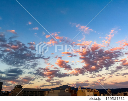 夕焼け空とうろこ雲 街並み 山影 夕景 夕日 Sunset sky, Altocumulus, Ci 夕焼け空とうろこ雲 街並み 山影 夕景 夕日 Sunset sky, Altocumulus, Ci 139585881