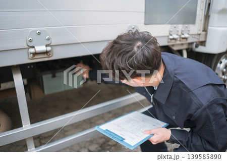 40‑something worker 139585890
