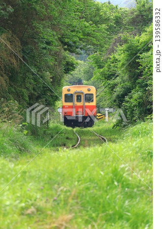 山間部を走るキハ列車 小湊鐵道 山間部を走るキハ列車 小湊鐵道 139586332