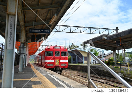 名鉄広見線6000系電車 白帯6011編成 明智駅停車中 名鉄広見線6000系電車 白帯6011編成 明智駅停車中 139586423